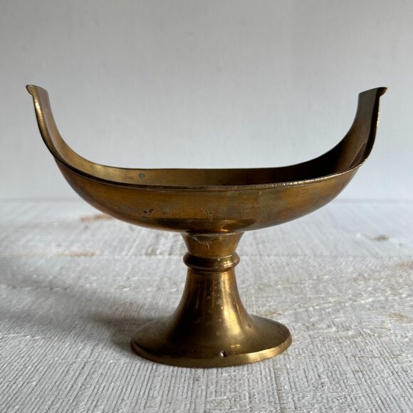 Small Vintage Brass Raised Decorative Swooped Bowl - Picture 4 of 11